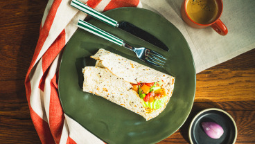 Śniadaniowe burrito z jajecznicą, awokado i salsą pomidorową