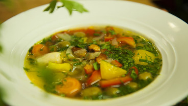 Zupa gulaszowa z migdałami i oliwkami