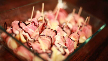 Melon w szynce parmeńskiej skropiony octem balsamico