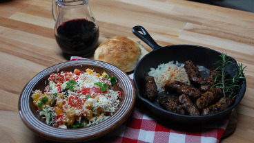 Cevapcici z sałatką szopską