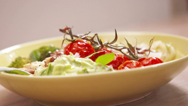 Pieczone warzywa z kaszą jaglaną i dipem z awokado