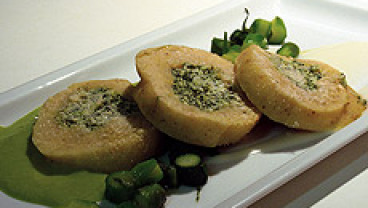 Ziemniaczana rolada nadziewana serem ricotta i szpinakiem z zielonymi szparagami