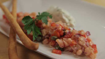 Tatar z surowego łososia z kaparami, świeżą papryką, czerwoną cebulą i ziołowym serkiem mascarpone - Mateusz Kulpa