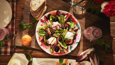 Jajka posche z sałatką z buraczków