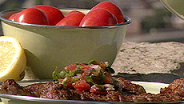 Stek z grilla w cytrynowo-kolendrowej marynacie z salsą z opiekanych pomidorów