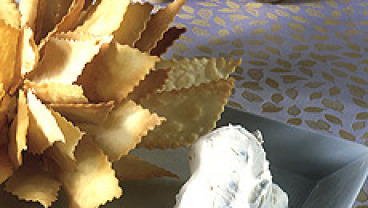 Chrupiące krakersy z kremem „burratina”