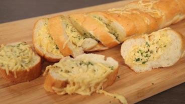 Bagietki z masłem czosnkowo-ziołowym i serem