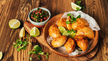 Empanadas z mieloną wołowiną, jajkiem, oliwkami i chimichurri 