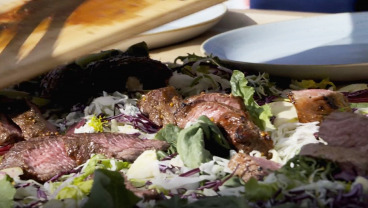 Grillowany rostbef z letnią sałatą z owocami i pieczonymi ziemniakami