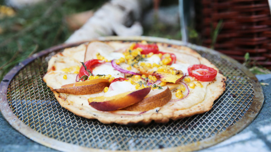 Pizza pieczona na grillu z kurczakiem, kukurydzą i białym sosem