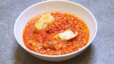 Zupa z przejrzałych pomidorów zagęszczana czerstwym chlebem, z szybkim kimchi
