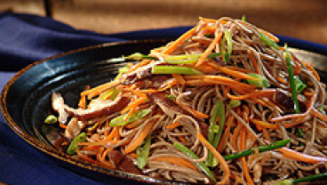 Sałatka z makaronu soba 