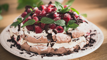 Tort Dacquoise z czekoladą i malinami