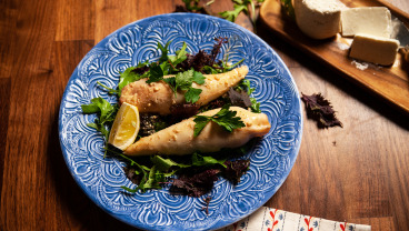 Kalmary faszerowane ryżem i kozim serem duszone w winie 