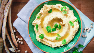 Hummus z marynowanym czosnkiem z cytrynowymi paluchami drożdżowymi
