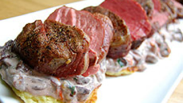 Polędwica wołowa na sosie z kurek 