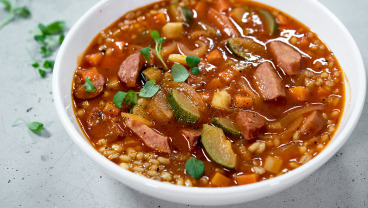 Prosta zupa jesienno-zimowa z kaszą pęczak i kiełbasą