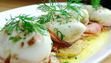Jajka w woreczkach z aromatem borowików podane na błyskawicznych plackach ziemniaczanych