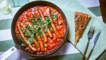 Duszone frankfurterki w pomidorach i ziołach