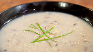 Congee z grzybami shiitake i gomashio