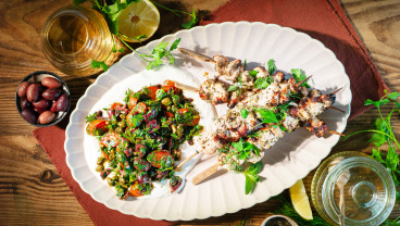 Souvlaki z kurczaka z salsą z oliwek i jogurtowym sosem