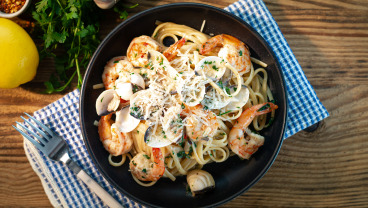 Linguine z vongolami, krewetkami i posypką z chrupiącego czosnku  