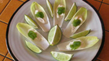 Łódeczki z cykorii z wegetariańskim majonezem i wegańskim kawiorem wasabi