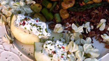 Bób i szparagi na kolorowym ryżu