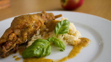 Królik duszony z jabłkami, podany z puree selerowym