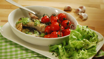 Filet rybny z pesto i pomidorami glazurowanymi w miodzie