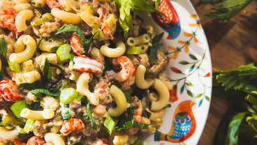 Smażony makaron z szyjkami rakowymi, kurkami i śmietanowym sosem