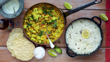 Keralskie curry warzywne, papadamy, ryż i miętowy jogurt