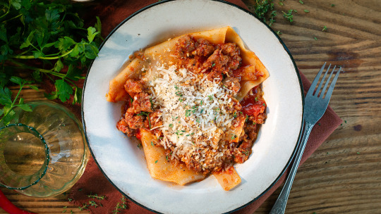Lasagnetta z sosem pomidorowym, salsiccią i pangrattato