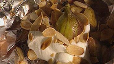 Grillowane figi z miodem, jogurtem i migdałami