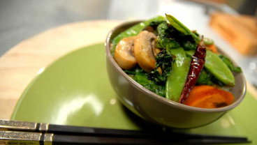 Stir fry z groszku, grzybów i szpinaku