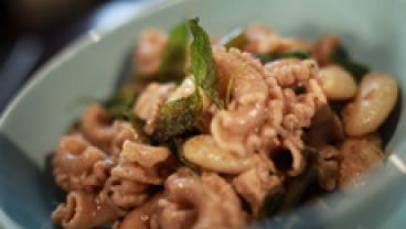 Makaron orkiszowy z masłem szałwiowym, solonym czosnkiem niedźwiedzim, fasolą i tuńczykiem