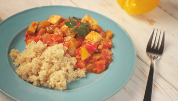 Gulasz warzywny z tofu, pomidorkami cherry i komosą ryżową