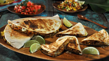 Quesadilla z kurczakiem chipotle  gniecioną białą fasolą, salsa kukurydziana, salsa pomidorowo-arbuzowa i napój z arbuza