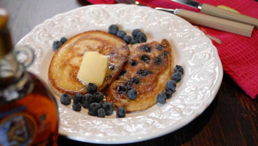 Pancakes z borówką amerykańską i syropem klonowym