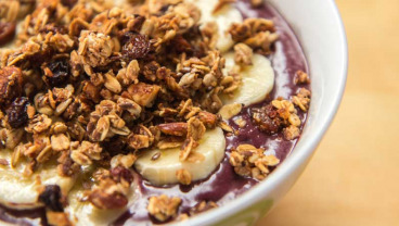 Açai na tigela – mus z jagody açai z korzenną granolą - Andrzej Czajka