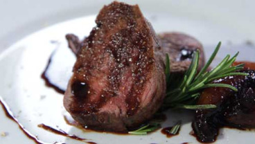 Chateaubriand z sezonowej polędwicy z sosem balsamico i domową solą grzybową