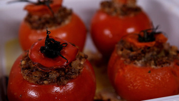 Pomidory faszerowane kaszą gryczaną z boczkiem i twarogiem