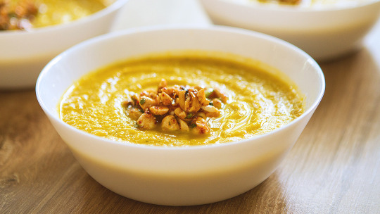 Zupa krem z brzydkich warzyw z masłem orzechowym