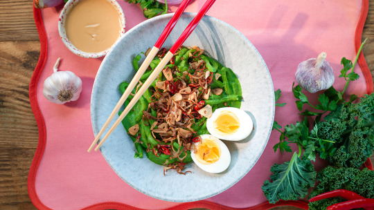 Zielony udon w kremie z jarmużu, szpinaku i szalotce