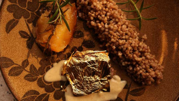 Steki wołowe z prażonymi jabłkami i kaszą gryczaną