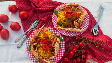Spaghetti z langustynkami w sosie pomidorowym