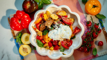 Panzanella z brzoskwiniami i burratą