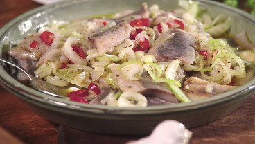 Pieczony ziemniak ze śledziem matias w cebuli