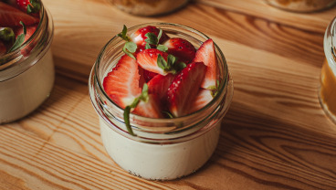 Panna cotta z musem truskawkowym
