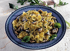 Farfalle z sosem sardelowym